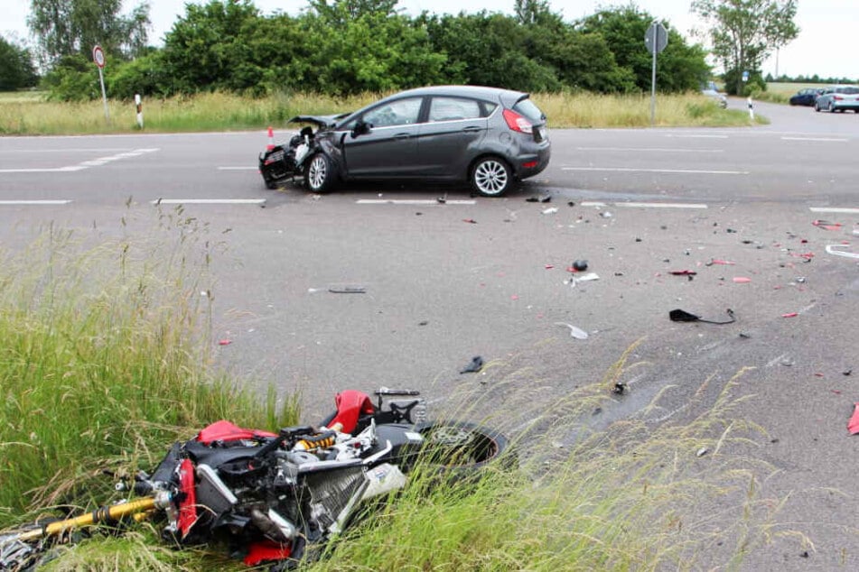 Der 88-jährige Ford-Fahrer übersah den Biker und erfasste das Motorrad.