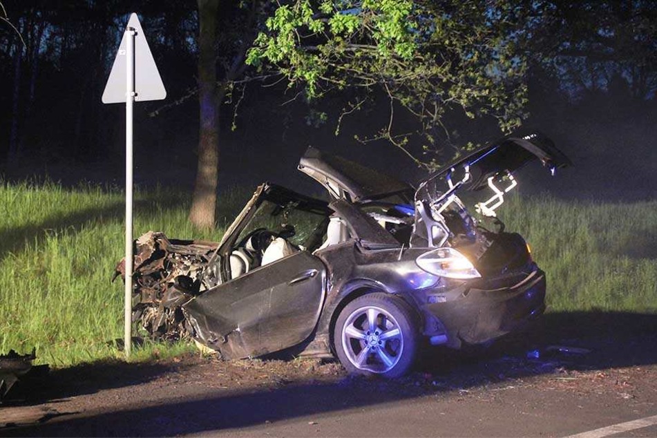 Die Frau wurde bei dem Aufprall aus dem Auto geschleudert und verstarb am Unfallort.
