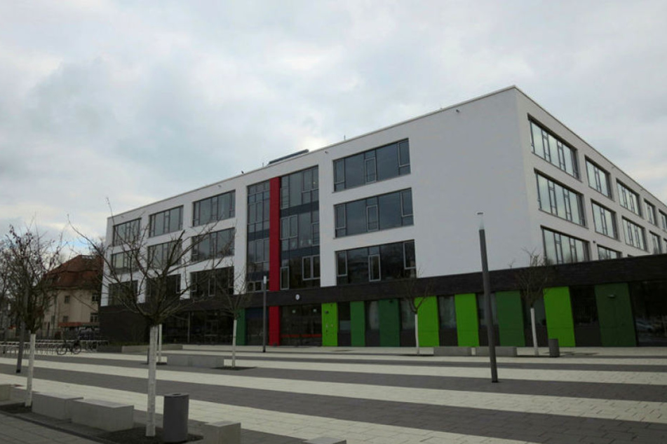 Das Gymnasium Telemannstraße ist Leipzigs derzeit modernster Schulneubau. Die Bildungsstätte für bis zu 1200 Kinder öffnete im letzten Sommer. Baukosten: 25,7 Millionen Euro.