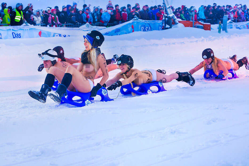 In Altenberg locken die Nacktrodler Tausende Schaulustige.