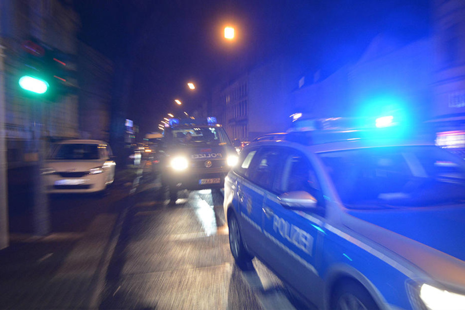 Einer der Beamten wurde ebenfalls angefahren, seine Kollegin erlitt einen Schock. (Symbolbild)