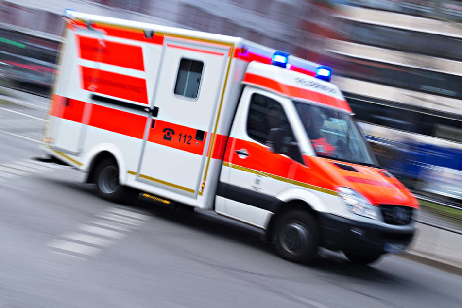 Aus noch ungeklärten Gründen rammte ein 51-Jähriger Fahrer einen rechts parkenden Wagen und überschlug sich anschließend.