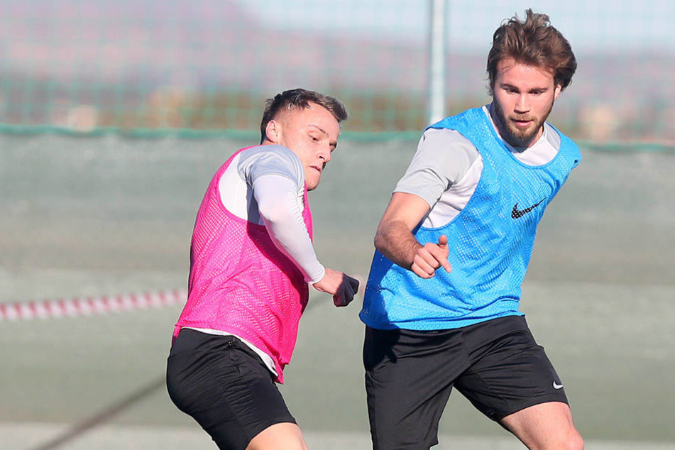 Fran Brodic (r., im Trainingskick vor Mirnes Pepic am Ball) will sich heute in der Testpartie gegen Eintracht Frankfurt für einen Vertrag empfehlen.