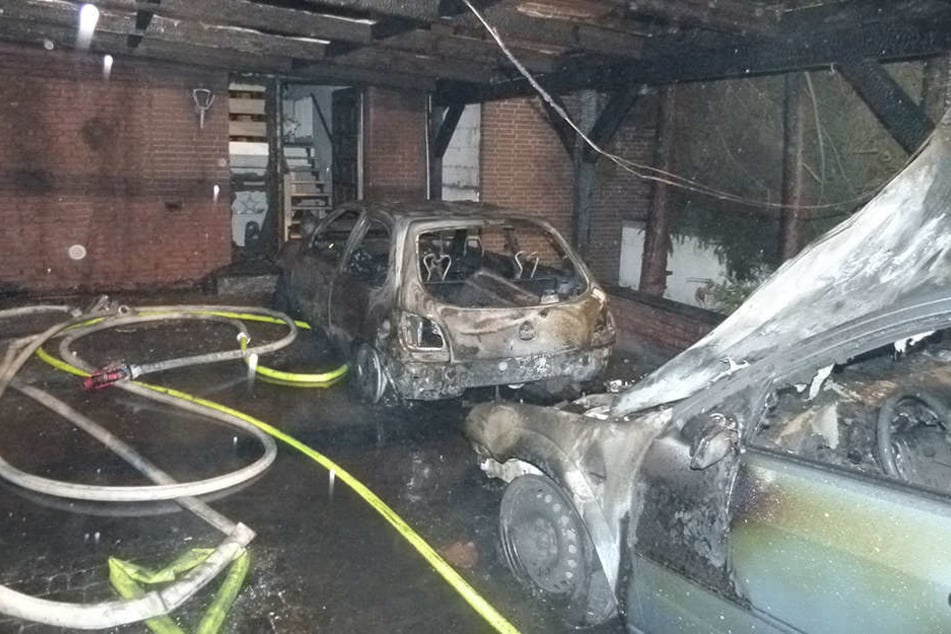 Das Feuer entstand im Bereich des Ford Fiestas und schlug später über.