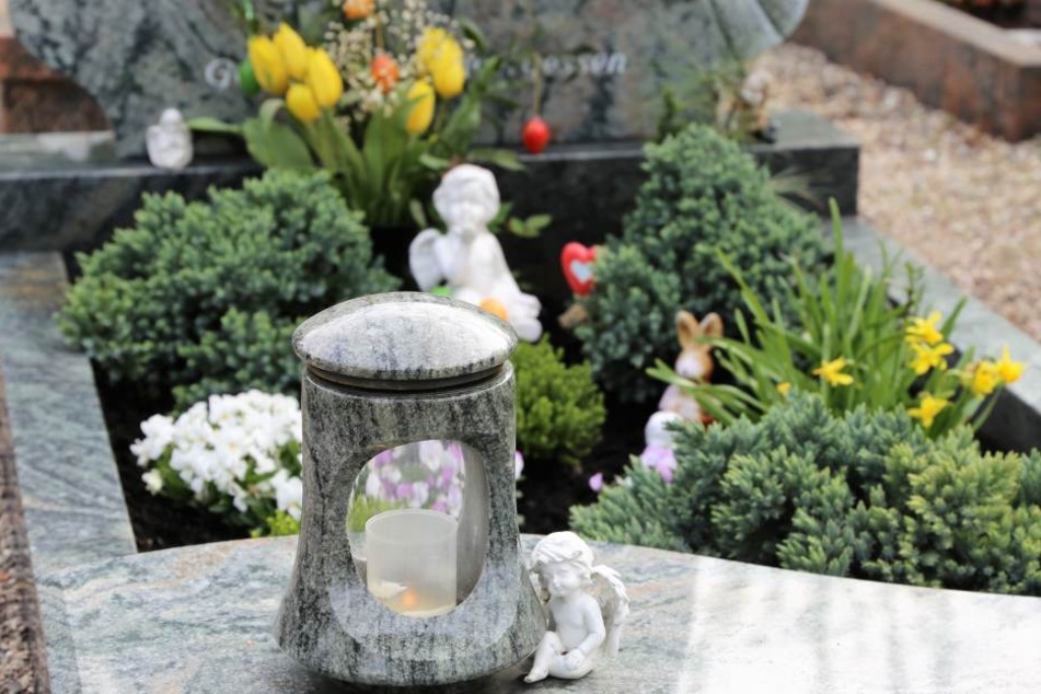 Auf einem Friedhof nahe Düsseldorf entblößte sich ein Unbekannter. (Symbolbild)