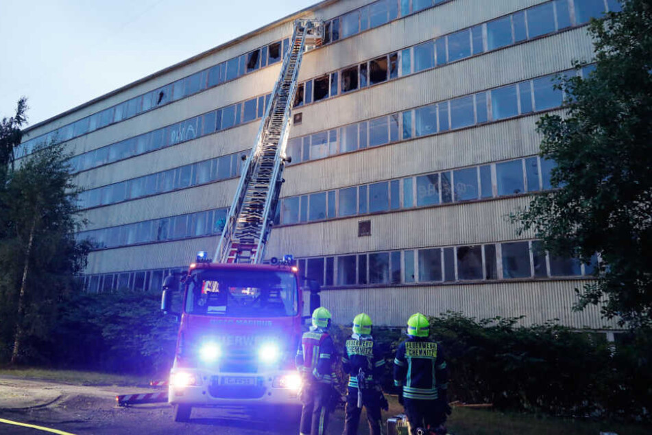 Die Feuerwehr rückte zu dem Brand in der Elsässer Straße aus.