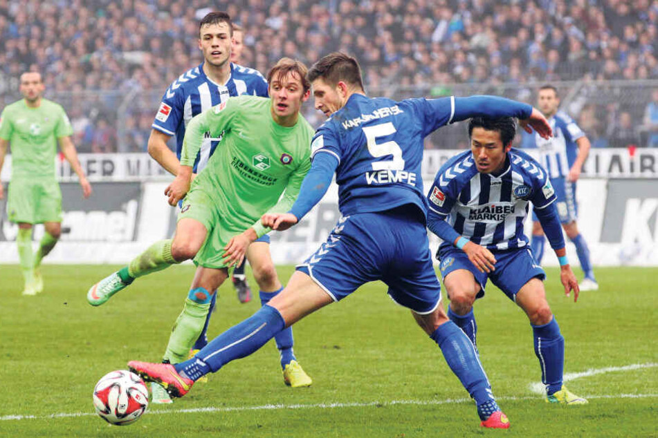 Dennis Kempe (Nummer 5) im November 2014 im Trikot des Karlsruher SC im Duell mit dem damaligen Auer Arvydas Novikovas (l.).