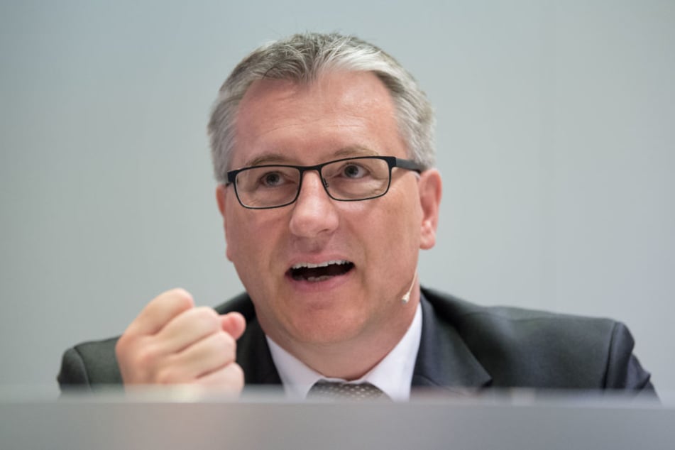 Stefan Kölbl, Vorstandsvorsitzender von Dekra, ballt bei der Bilanzpressekonferenz des Prüfkonzerns die Faust.