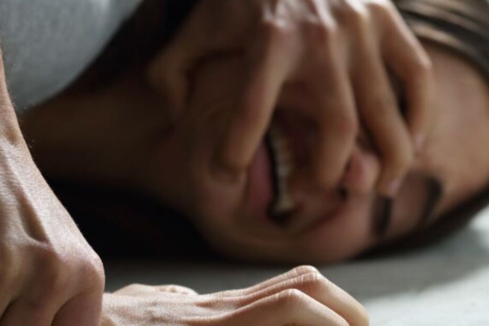 Der 25-Jährige vergewaltigte den Teenager in einem Waldstück. (Symbolbild)