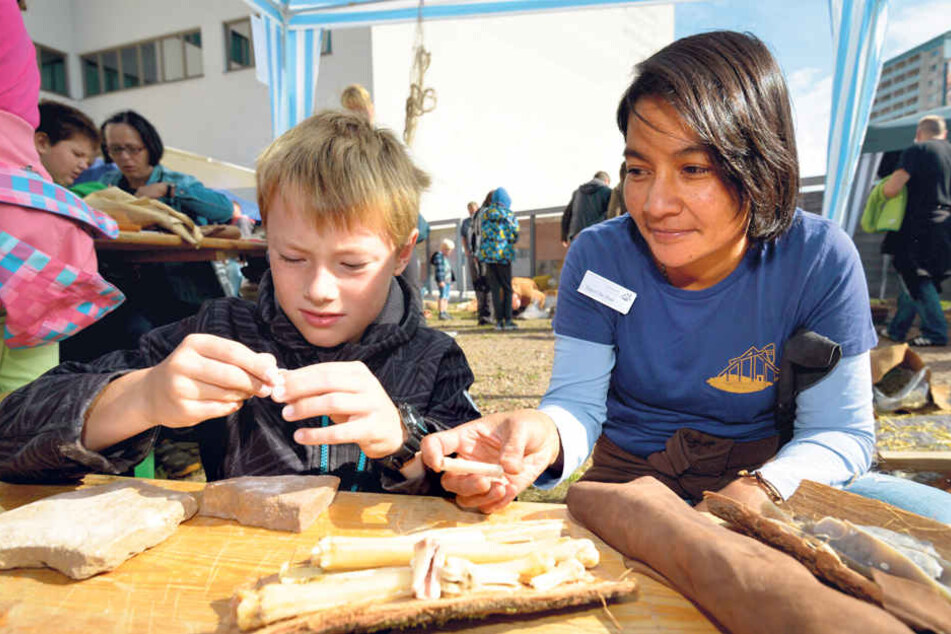 Archäologie-Volltreffer beim Familientag im Smac: Archäologin Sayuri De Zilva
und Paul (9) fertigen Knochenschmuck.