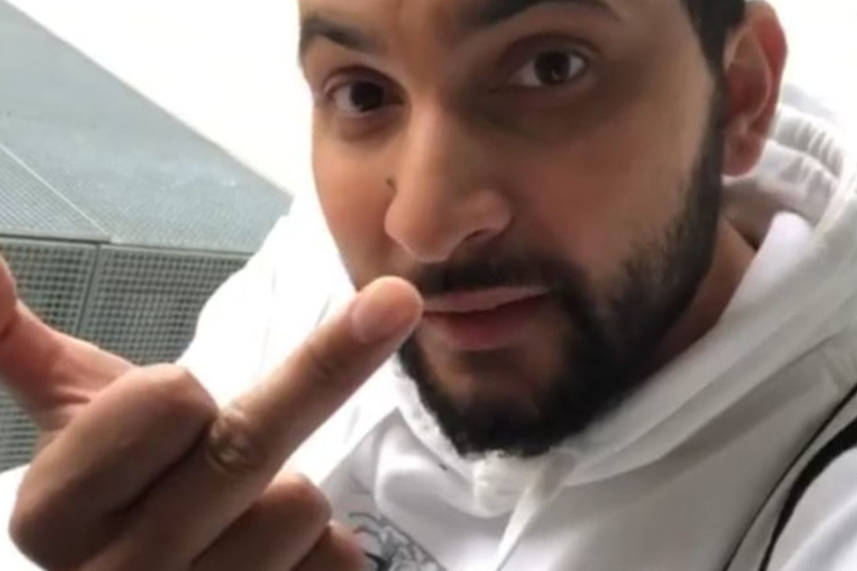 Der Mittelfinger gehört zu Attilas Lieblingsgesten.