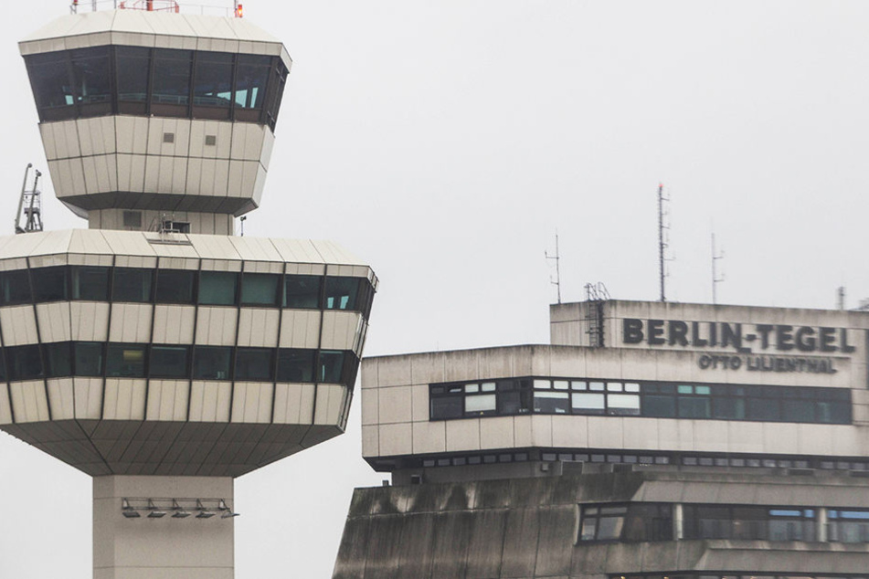 Auf dem Berliner Flughafen Tegel wurde ein Mann aus einer Eurowings-Maschine geholt.