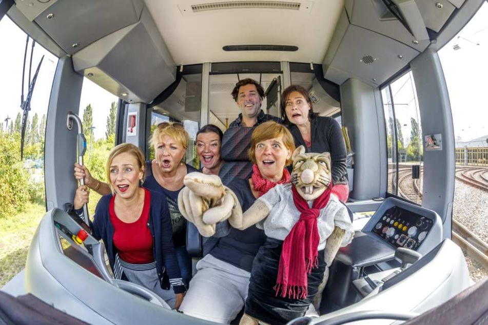 Fuhren zusammen Straßenbahn (v.l.): Mandy Partzsch (38), Heidi Weigelt (67),
Kati Grasse (48), Oliver Geilhardt (39), Cornelia Fritzsche (53) mit „Rättin
Ursula“ und Beate Laaß (54).