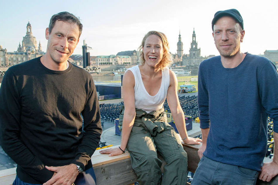 Bei der Premiere in Dresden: Marc Hosemann und Annika Meier mit Regisseur Arne Feldhusen (v.l.).