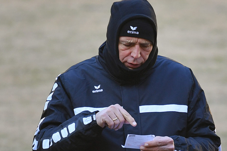 Eins, zwei, drei, .... Dynamo-Coach Uwe Neuhaus hat seine erste Elf schon auf dem Zettel.