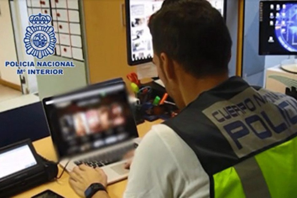 Spanische Polizisten zerschlugen einen Prostitutionsring in Marbella.