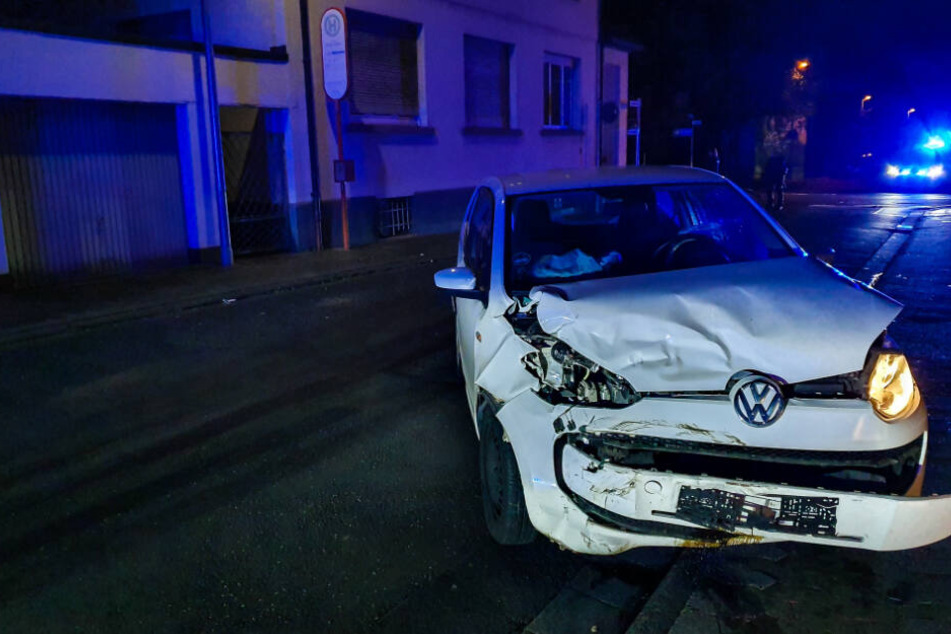 Unfall in Hochheim am Taunus: Zwei Autos krachen zusammen