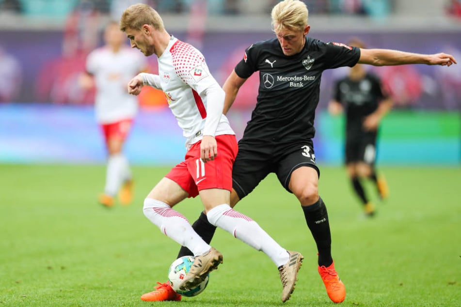 Der Ex-Stuttgarter Timo Werner (l) scheitert an Stuttgarts Andreas Beck.