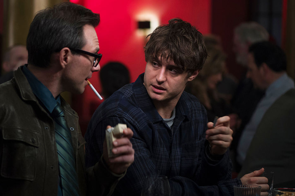 Der durchtriebene Journalist Nathaniel Bone (Christian Slater) versucht, aus David (Max Irons) Informationen für sein Buch herauszubekommen.