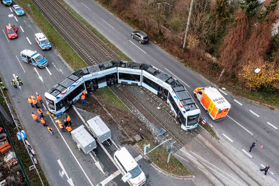Die Tram wurde durch die Wucht des Aufpralls aus den Schienen gehoben.