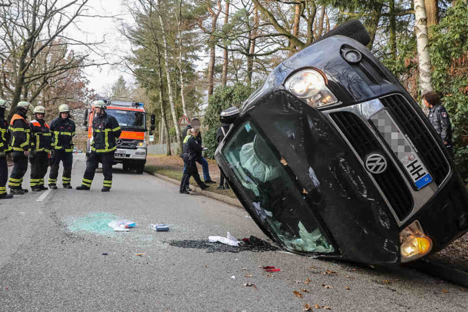 Das Auto kam auf der Seite liegend zum Stehen.