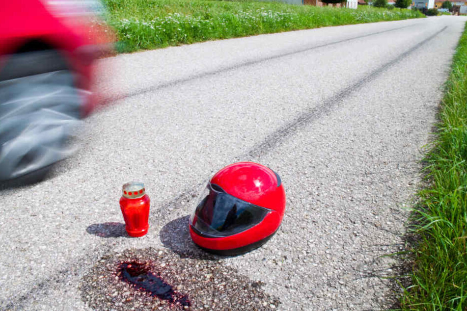 Für die Bikerin kommt jede Hilfe zu spät. (Symbolbild)