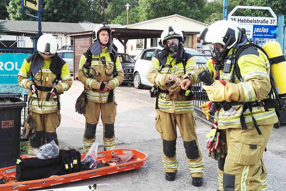 Die Kameraden rückten mit Gasmasken im Freibad Cotta an.