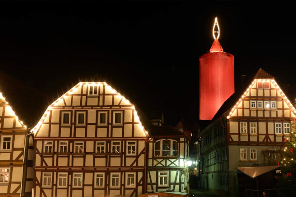 Hoch über den Dächern von Schlitz erstrahlt in der Adventszeit die gewaltige "Kerze" (Archivbild).