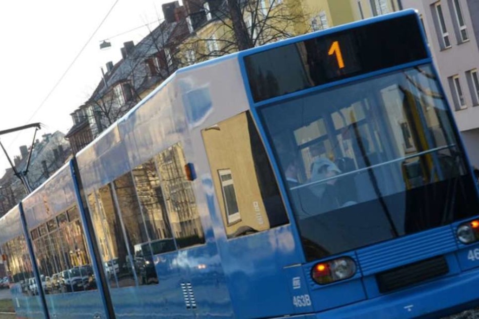 Der 21-Jährige kletterte auf die Kupplung einer Straßenbahn. Beim Absprung verletzte er sich schwer. (Symbolbild)
