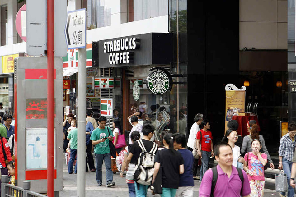 In einem Starbucks in Hongkong wurde ein Mann während der Flut zum Held.