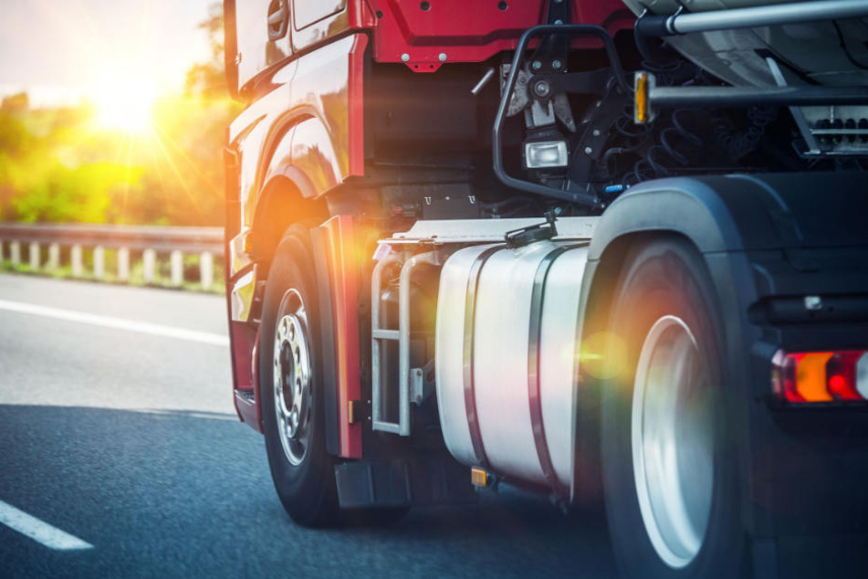 Auf der linken Autobahnspur machte der Lkw-Fahrer ein Schläfchen. (Symbolbild)