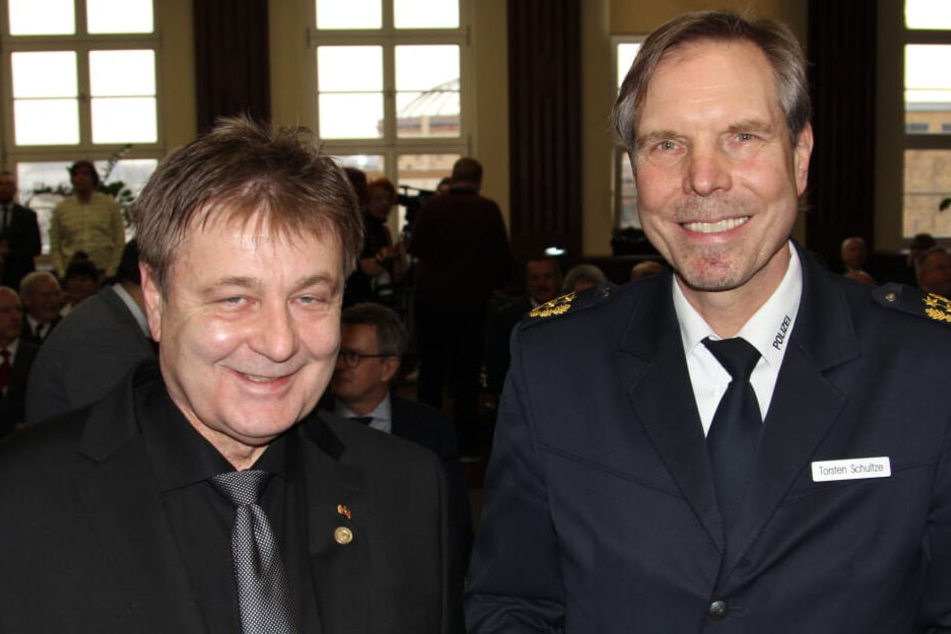 Bernd Merbitz (62, l.) hat das Amt des Leipziger Polizeipräsidenten offiziell an seinen Nachfolger, den ehemaligen Görlitzer Polizeipräsidenten Torsten Schultze (54), übergeben.