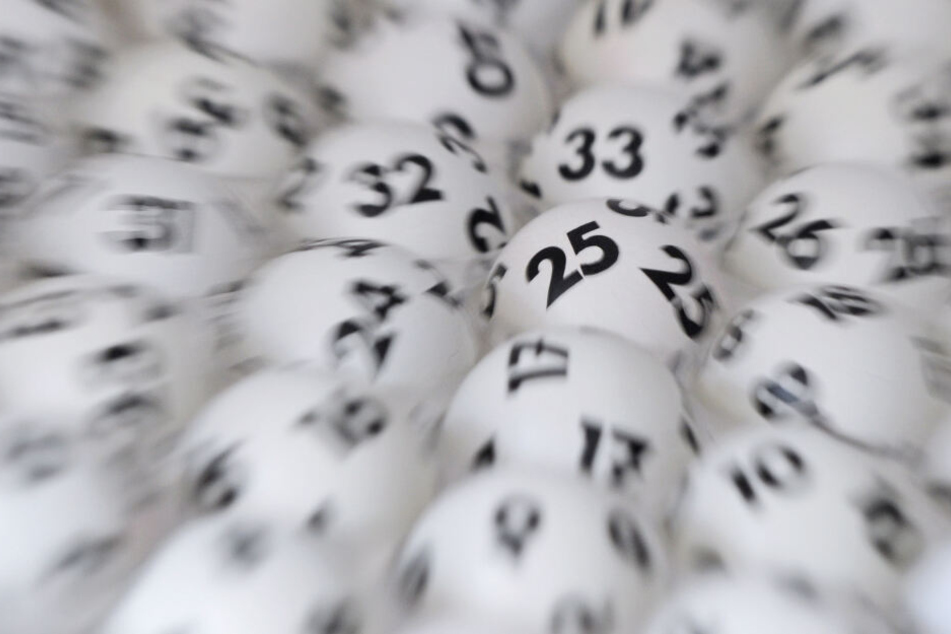 Lotto-Kugeln liegen nebeneinander. (Symbolbild)
