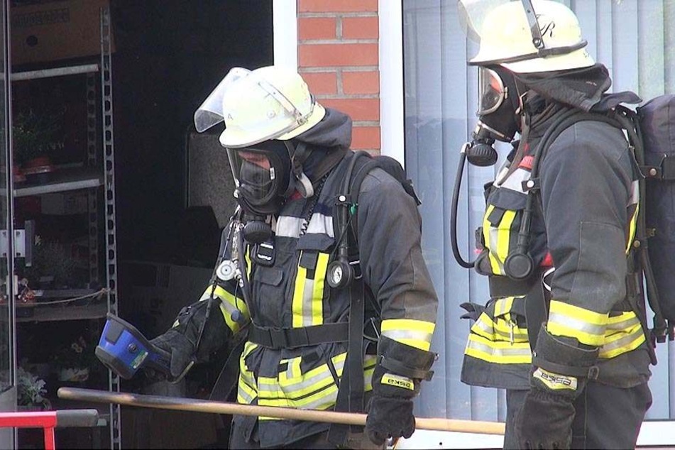 Unter Atemschutz drangen die Feuerwehrmänner zum Brandherd vor und löschten diesen ab.