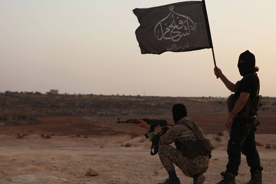 Bewaffnete Al-Nusra-Kämpfer halten nichts von einem Waffenstillstand in Syrien.