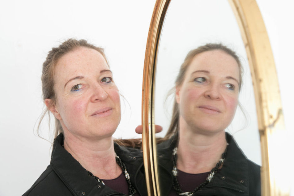 Wenn Anke, der eineige Zwilling von Kerstin noch lebt, könnte sie jetzt aussehen, wie ihr Spiegelbild.