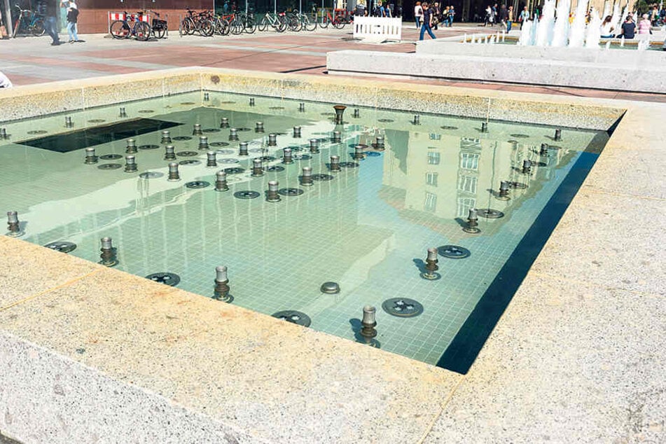 Am Montag wurde das verfärbte Brunnenwasser wieder ausgetauscht. Der
Grund für die Verfärbung ist noch unbekannt.