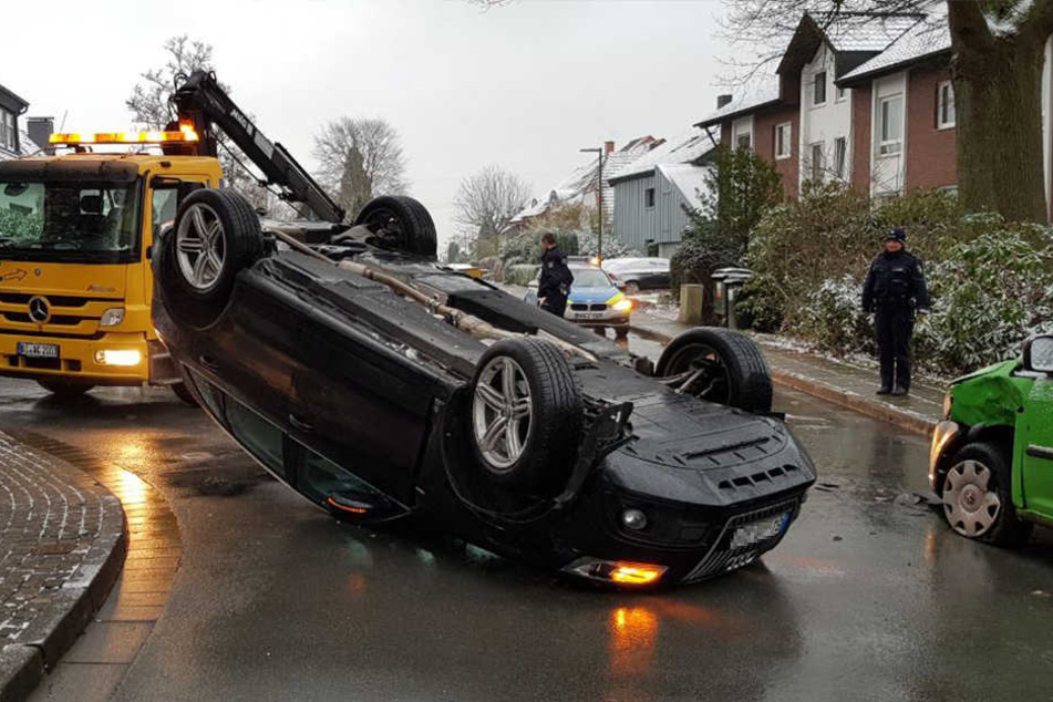Wie der Wagen sich überschlagen konnte, ist noch unklar.