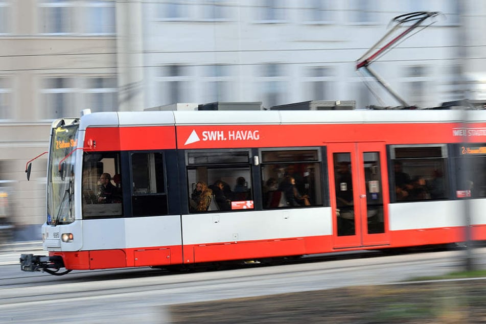 Ein 15-Jähriger wurde am Sonntag in einer Straßenbahn in Halle (Saale) mit einer Machete angegriffen. (Archivbild)