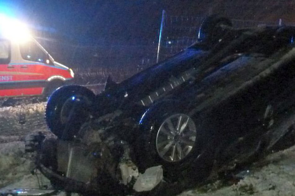Weil der Autofahrer trotz schlechtem Wetter zu schnell unterwegs war, kam er ins Schleudern und überschlug sich.