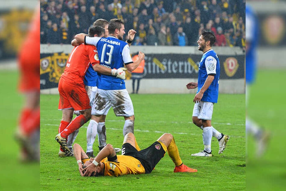 Nach dem Pokal-Spiel feiern die Arminia Spieler, Testroet liegt enttäuscht am Boden.