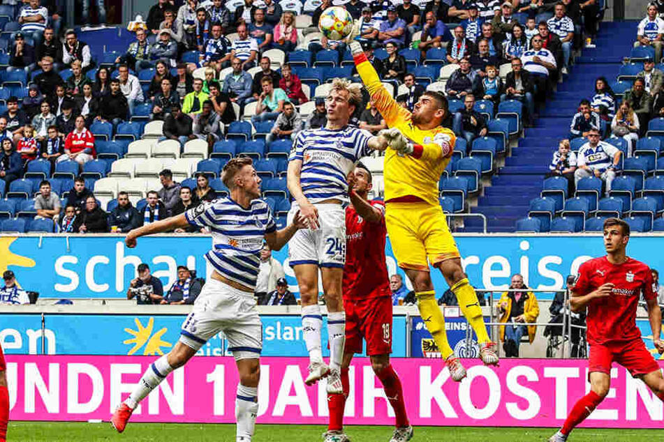 FSV-Keeper Johannes Brinkies klärt diesen Ball und hielt auch sonst, was zu halten war.