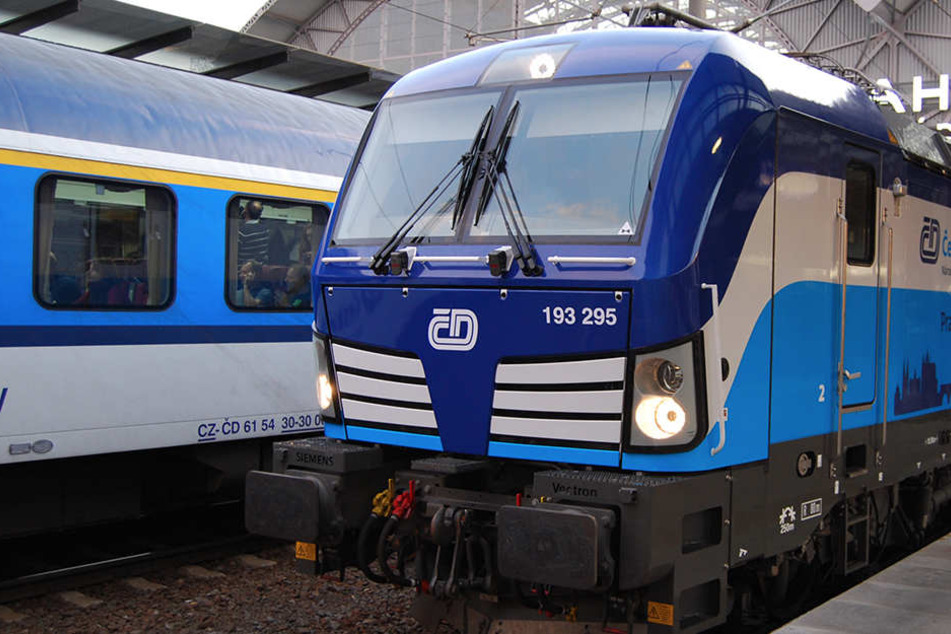 Das "blaue Wunder", die Lok Vectron der Tschechischen Eisenbahnen, ist startbereit zur Fahrt nach Dresden.