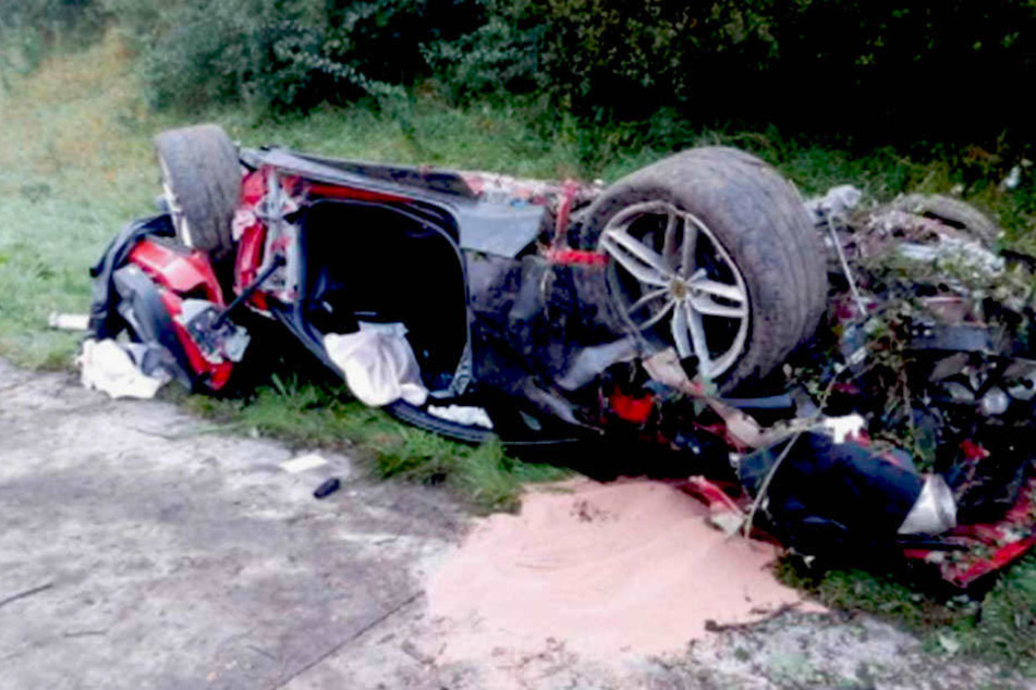 Nach dem schweren Unfall hat der Ferrari eines 59-Jährigen nur noch Schrottwert.