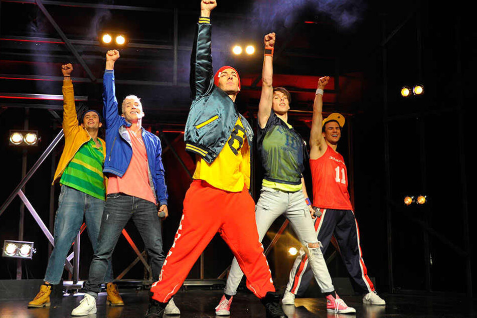 Blick in die Show "Boybands Forever": Hier
stehen die Künstler im Berliner
Friedrichstadtpalast auf der Bühne.