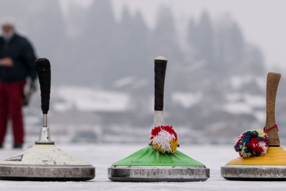 Zur Eisbahn in Gera gehört auch das traditionelle Eisstockschießen mit dazu. (Symbolbild)