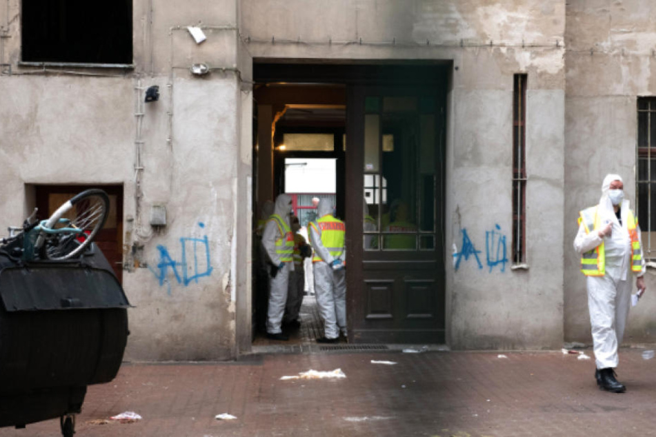 Die Einsatzkräfte im Hinterhof des Mietshauses.