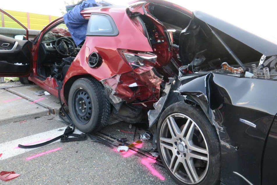 Die Feuerwehr musste die Verletzten aus dem Mercedes und dem Kia befreien.