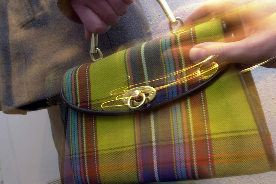 Gleich zweimal wurden am Donnerstag Frauen in Leipzig die Handtaschen entrissen (Symbolbild).