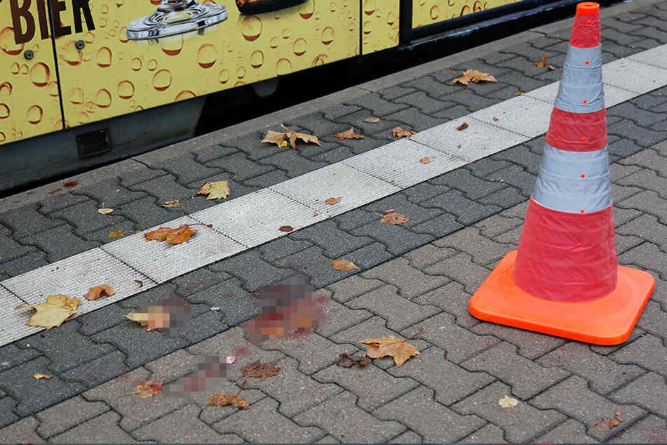 Der Fußgänger wurde schwer verletzt, auf dem Fußweg ist noch Blut zu sehen.